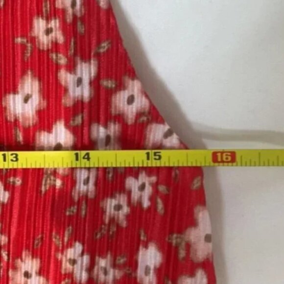 Banana Republic Red Floral Pleated Tank Top - Picture 10 of 11
